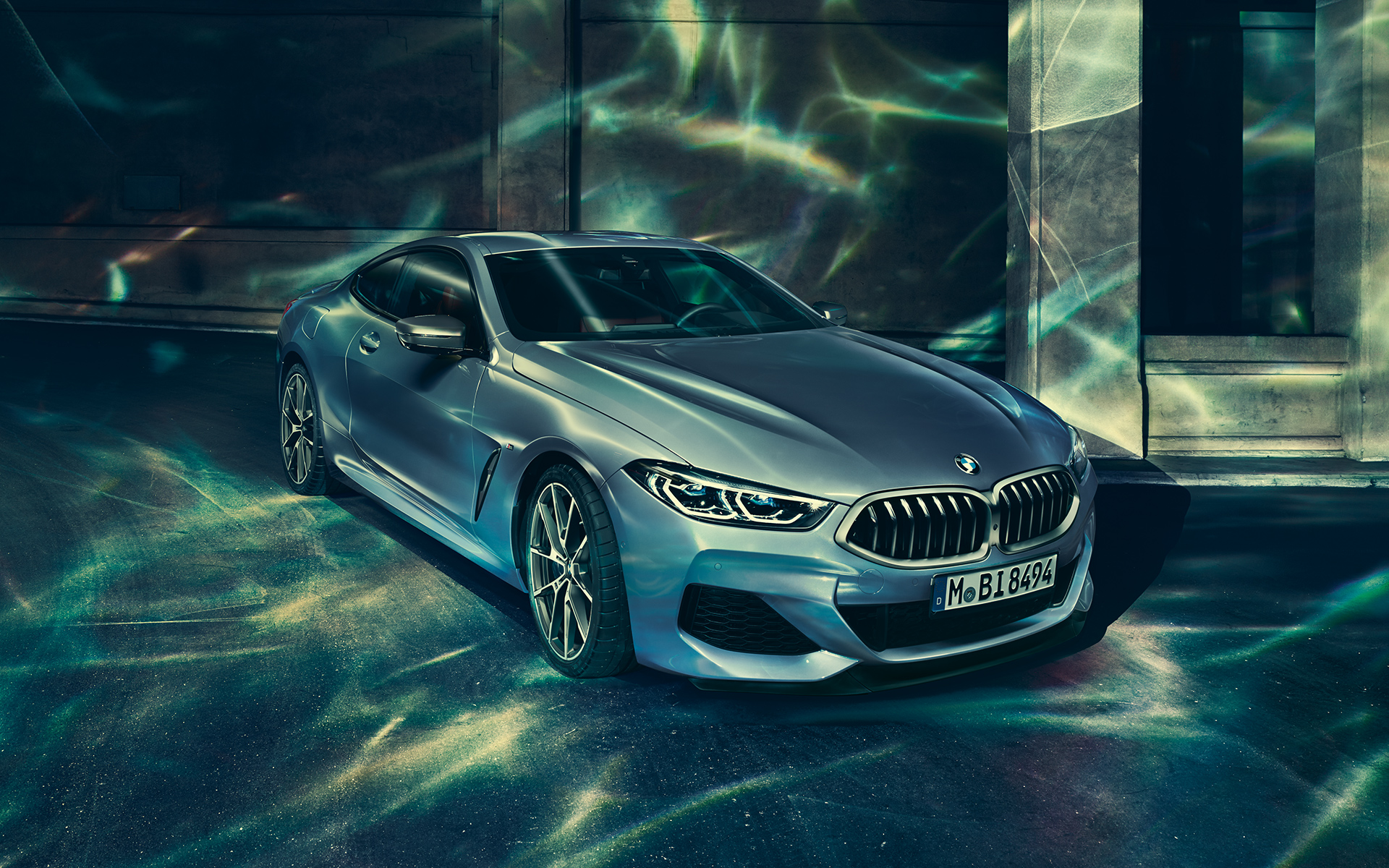 BMW serii 8 Coupé, trzy czwarte z przodu z lewej strony Trzy czwarte z przodu z lewej nadal zdjęcia BMW serii 8 Coupé w miejskim otoczeniu.