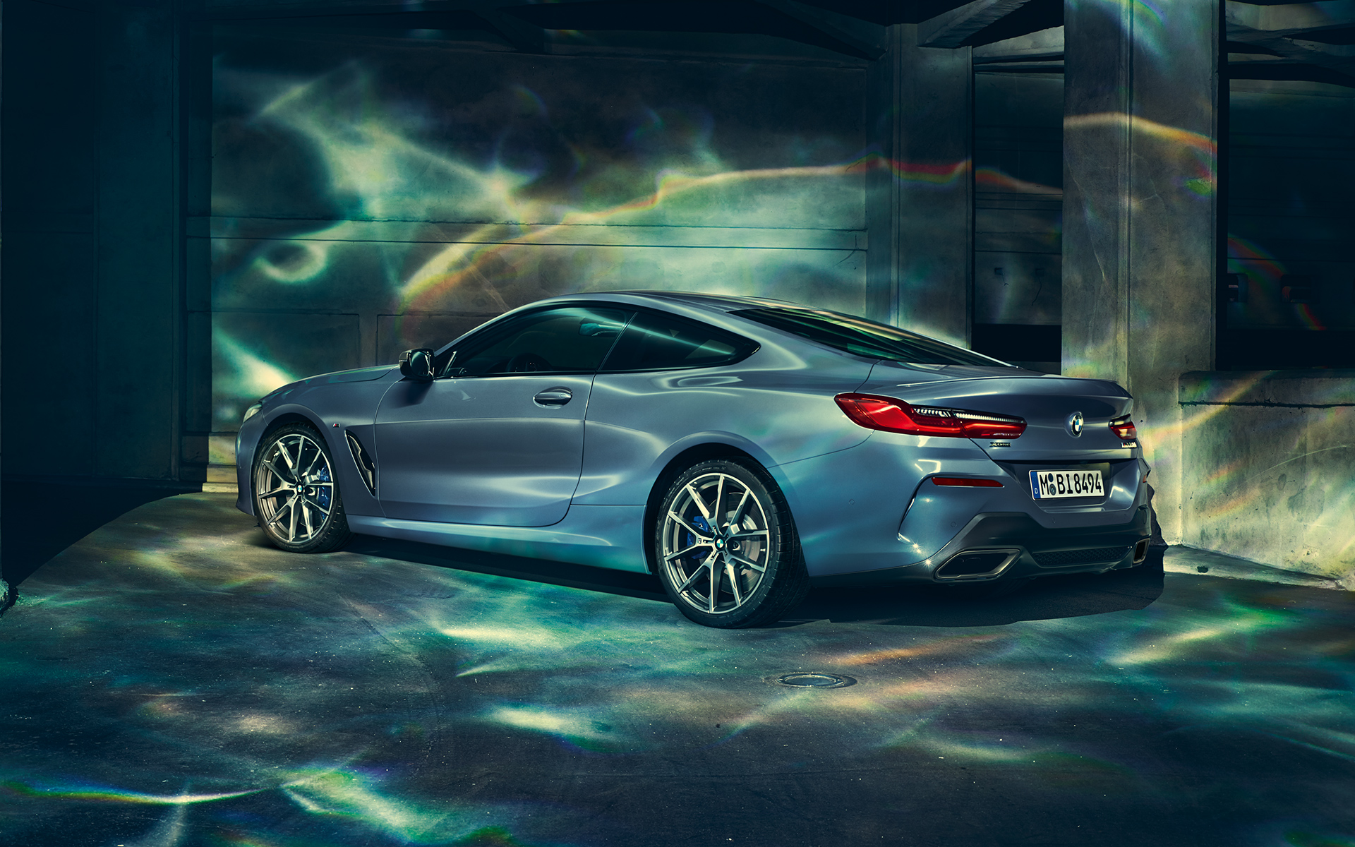 BMW serii 8 Coupé z lewej Zdjęcie lewego boku BMW serii 8 Coupé w miejskiej scenerii.