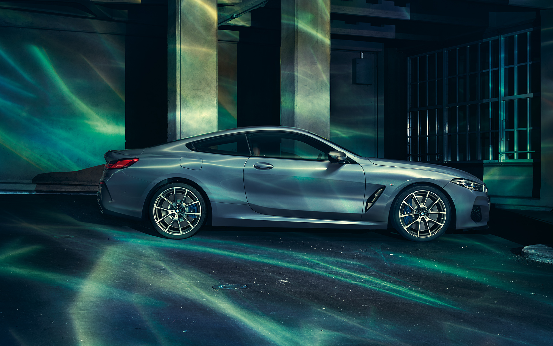 BMW serii 8 Coupé z prawej Zdjęcie prawego boku BMW serii 8 Coupé w miejskiej scenerii.