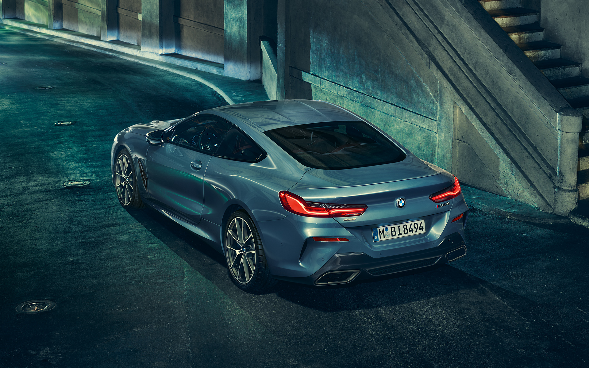 BMW serii 8 Coupé, tył trzy czwarte Zdjęcie trzy czwarte lewego tyłu BMW serii 8 Coupé podczas postoju w miejskiej scenerii.