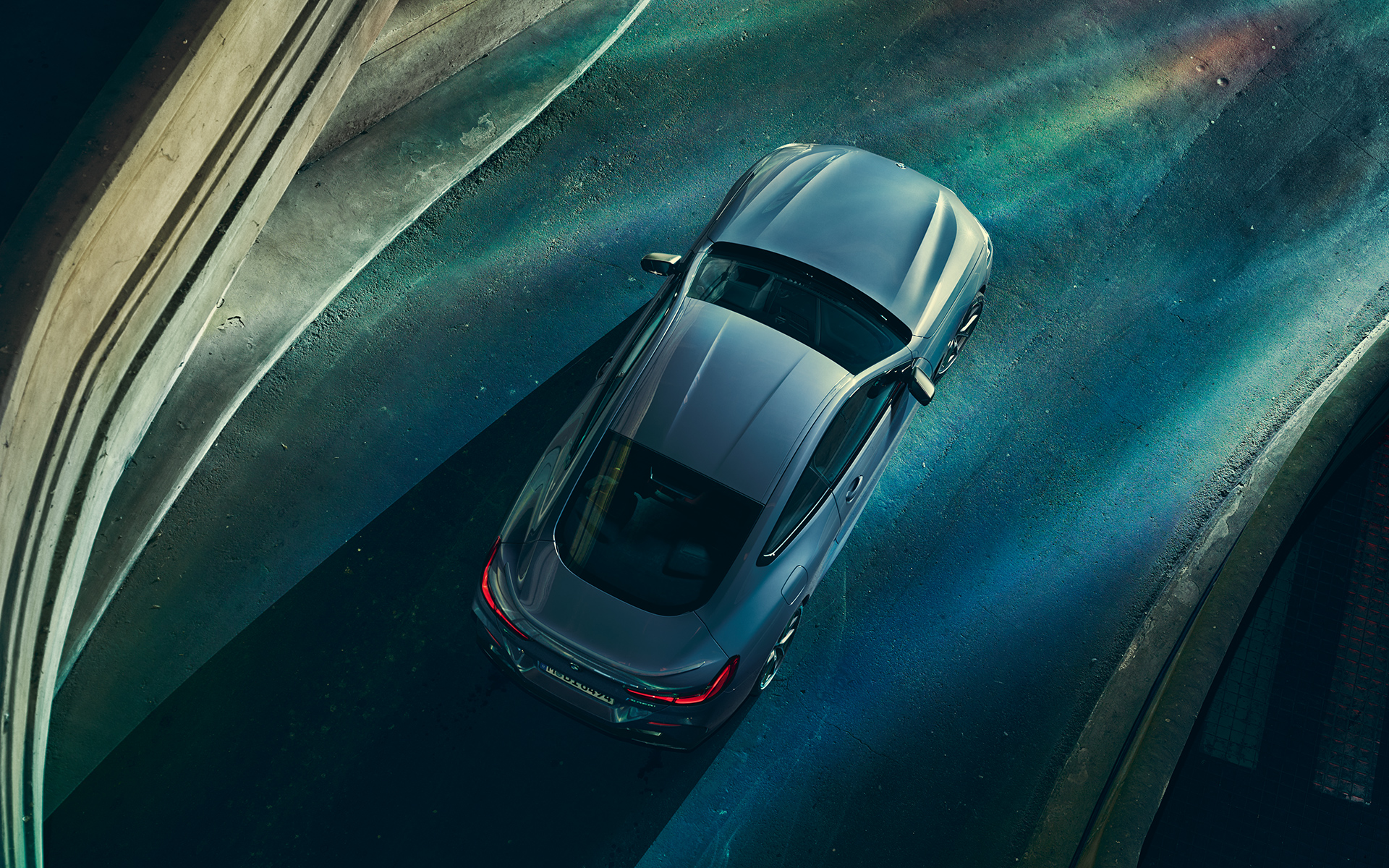 BMW serii 8 Coupé z lotu ptaka Zdjęcie BMW serii 8 Coupé podczas postoju z lotu ptaka w miejskiej scenerii.