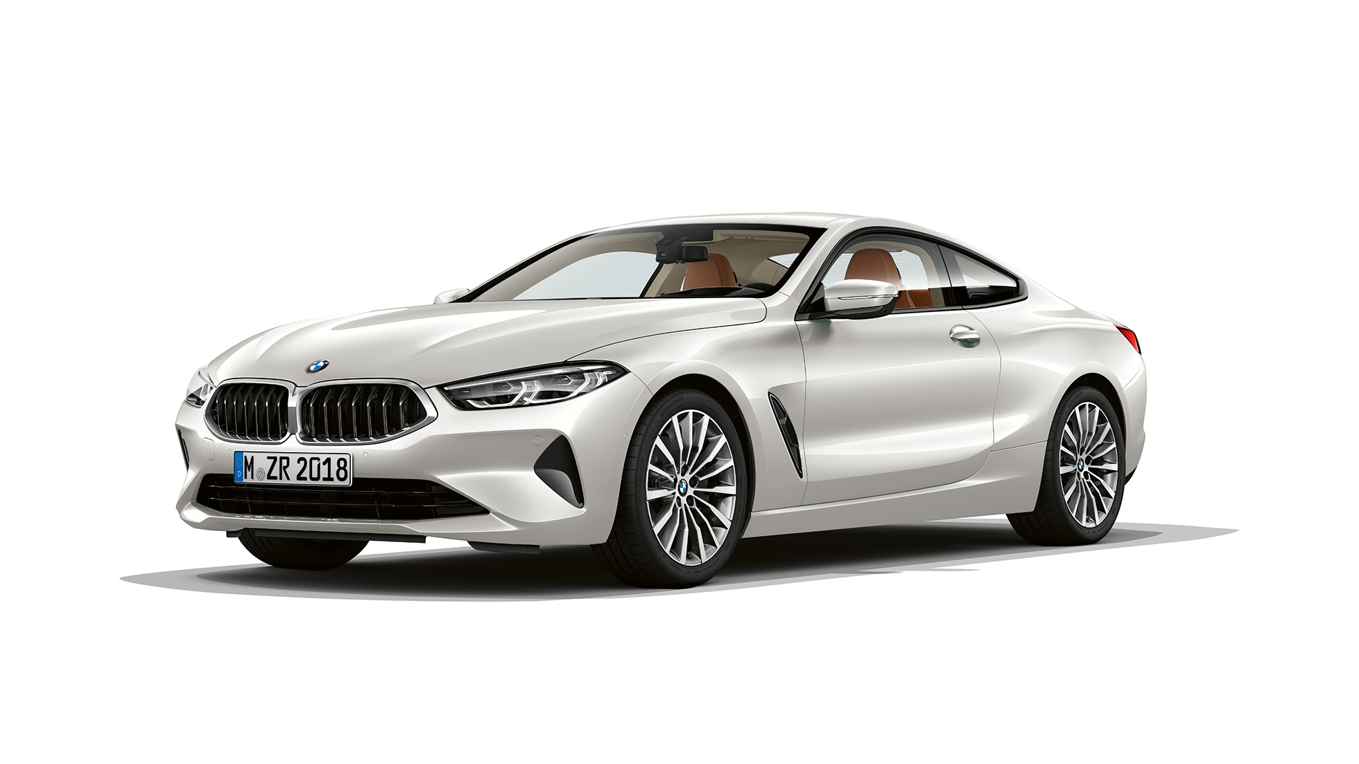 BMW serii 8 Coupé, przedni półprofil. BMW serii 8 Coupé, lakier metalizowany w kolorze bieli mineralnej, przedni półprofil.