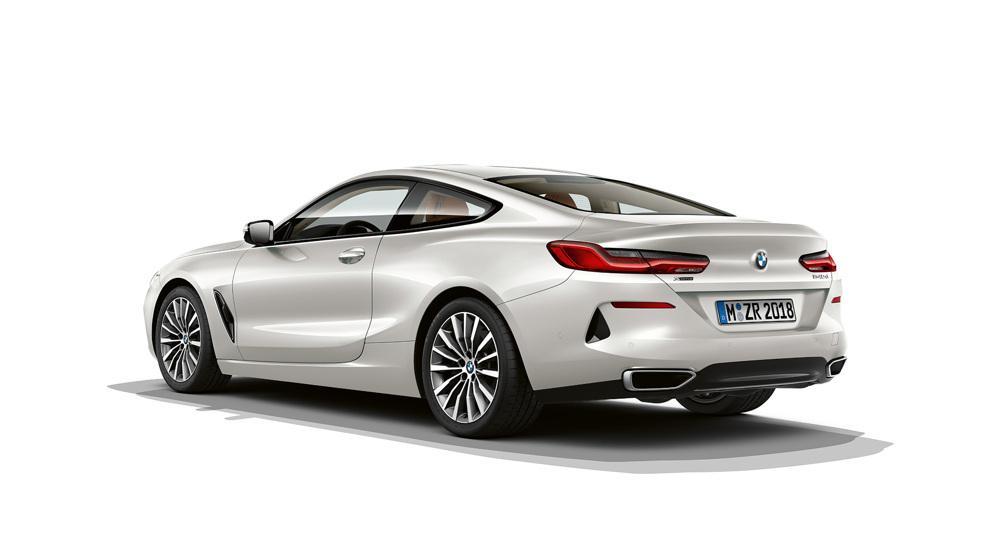 BMW serii 8 Coupé, tylny półprofil. BMW serii 8 Coupé, lakier metalizowany w kolorze bieli mineralnej, tylny półprofil.