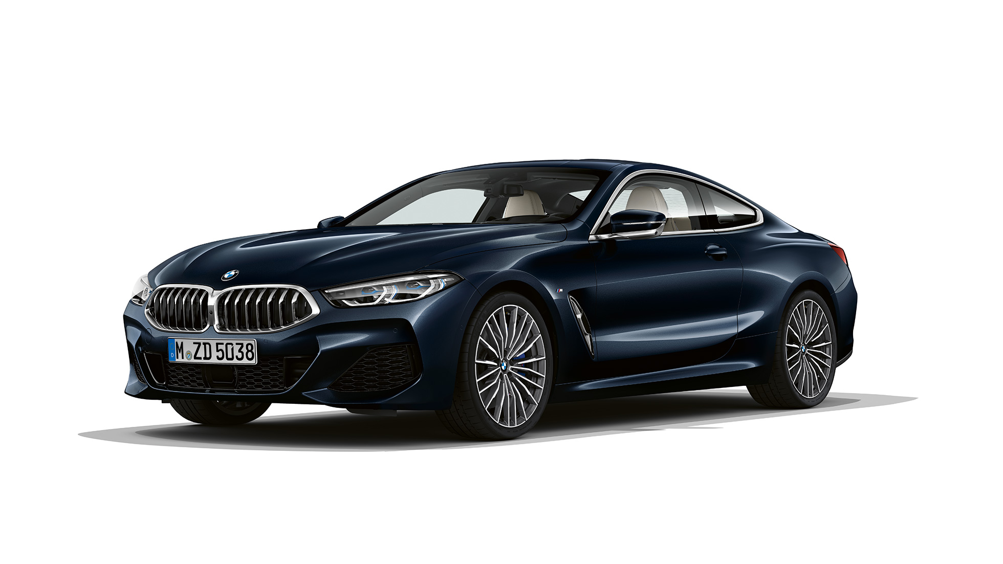 BMW serii 8 Coupé, przedni półprofil. BMW serii 8 Coupé, lakier metalizowany w kolorze czarnego karbonu, przedni półprofil.