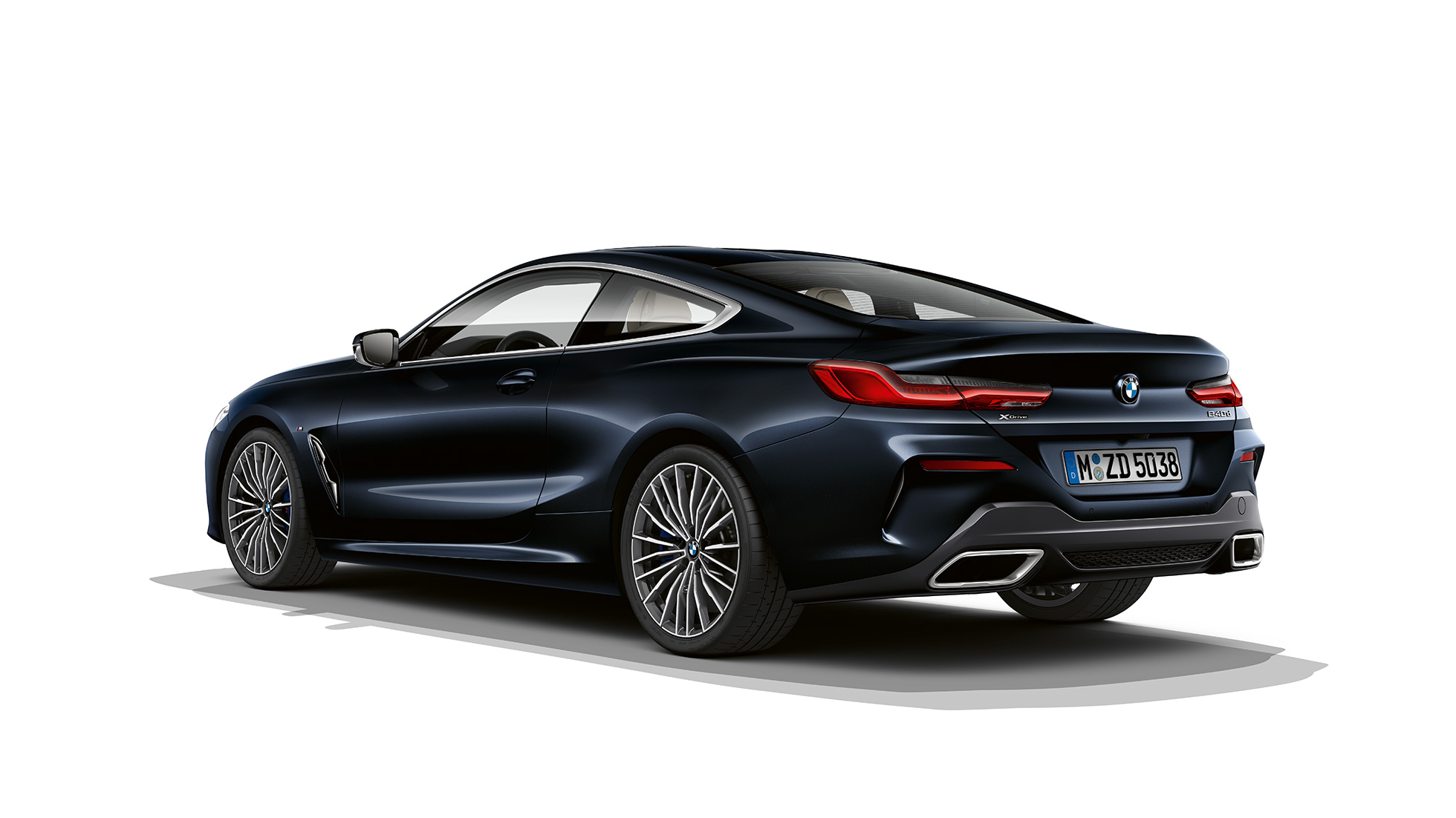 BMW serii 8 Coupé, tylny półprofil. BMW serii 8 Coupé, lakier metalizowany w kolorze czarnego karbonu, tylny półprofil.