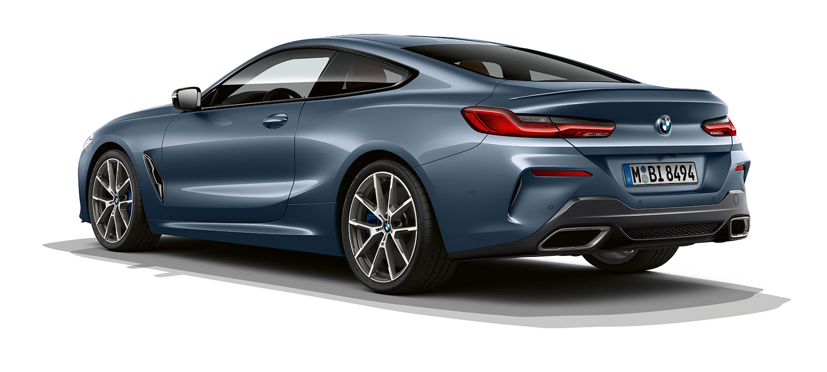 BMW serii 8 Coupé w metalizowanym kolorze błękitu Barcelona. BMW serii 8 Coupé, lakier metalizowany w kolorze błękitu Barcelona, tylny półprofil.