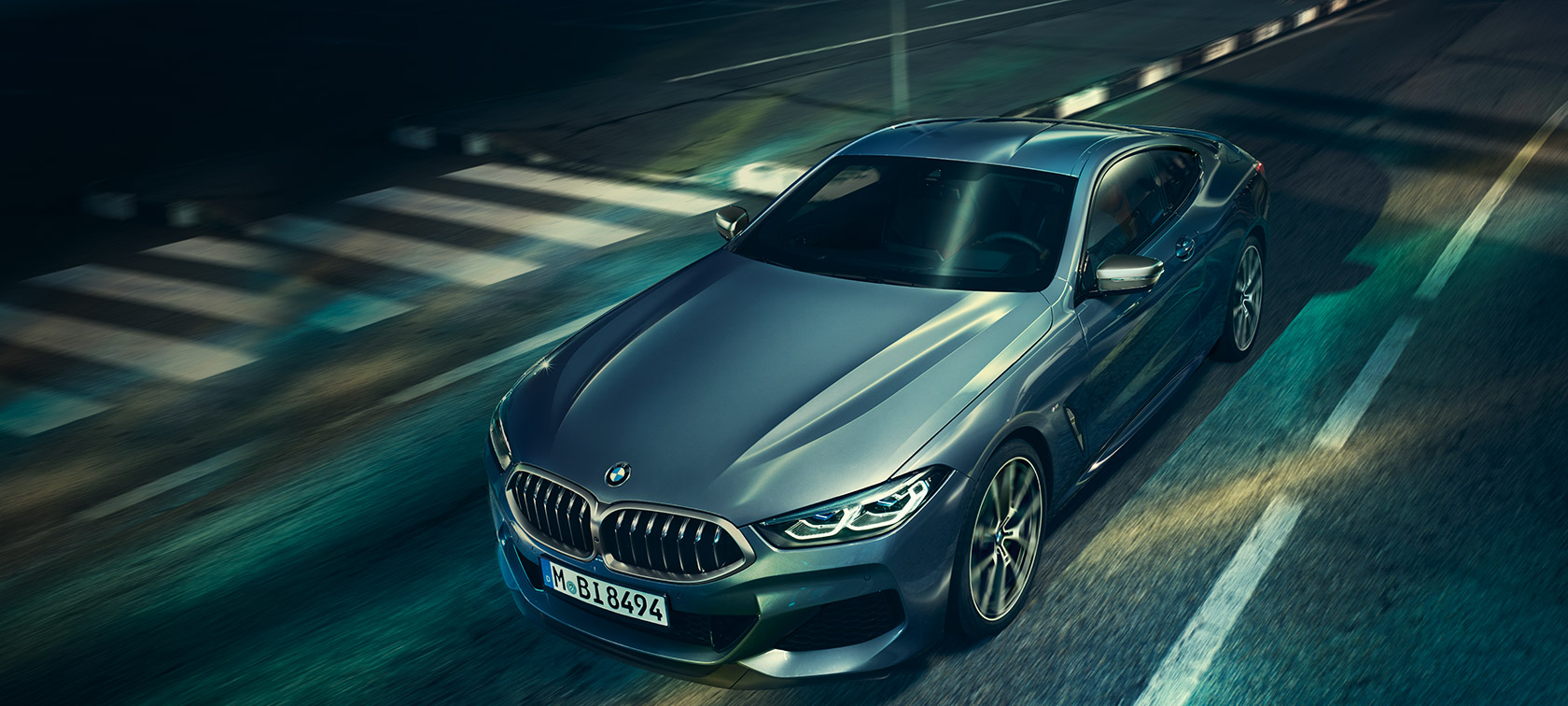 BMW serii 8 Coupé, przedni półprofil. BMW serii 8 Coupé, przedni półprofil, podczas postoju z widokiem na maskę silnika.