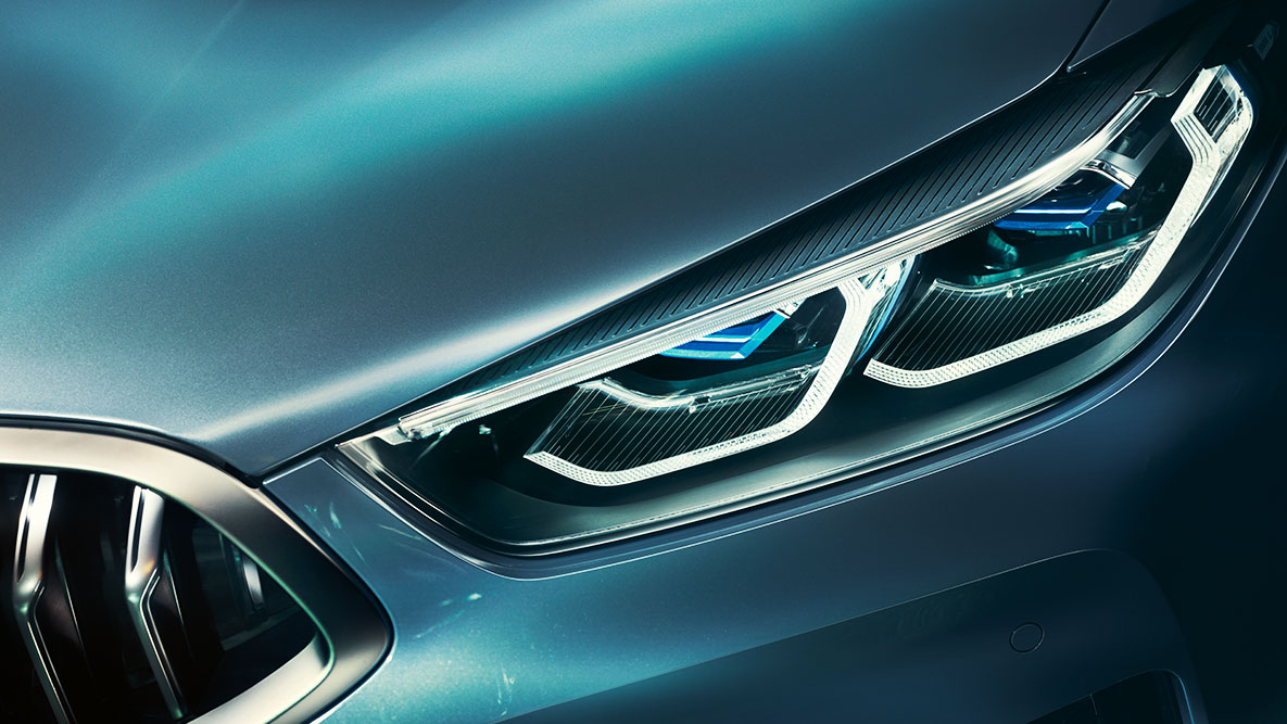 BMW serii 8 Coupé, światła laserowe. Zbliżenie świateł laserowych z przodu BMW serii 8 Coupé.
