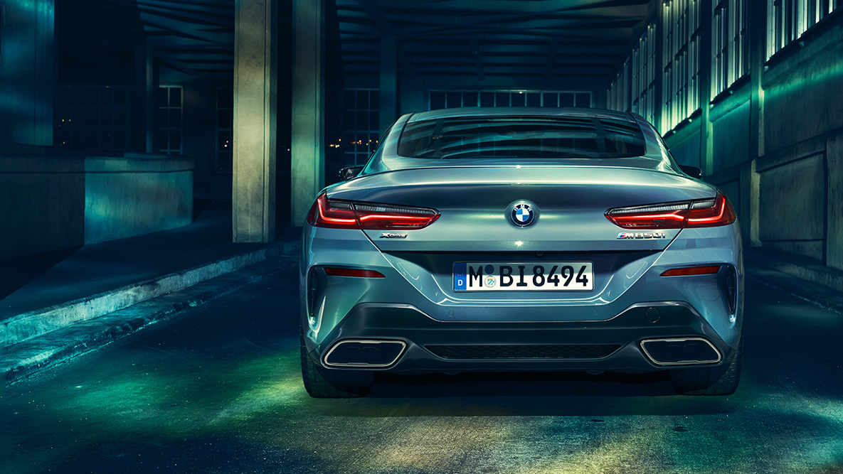 BMW serii 8 Coupé, widok z tyłu. Zdjęcie tyłu BMW serii 8 Coupé w nocnej miejskiej scenerii.
