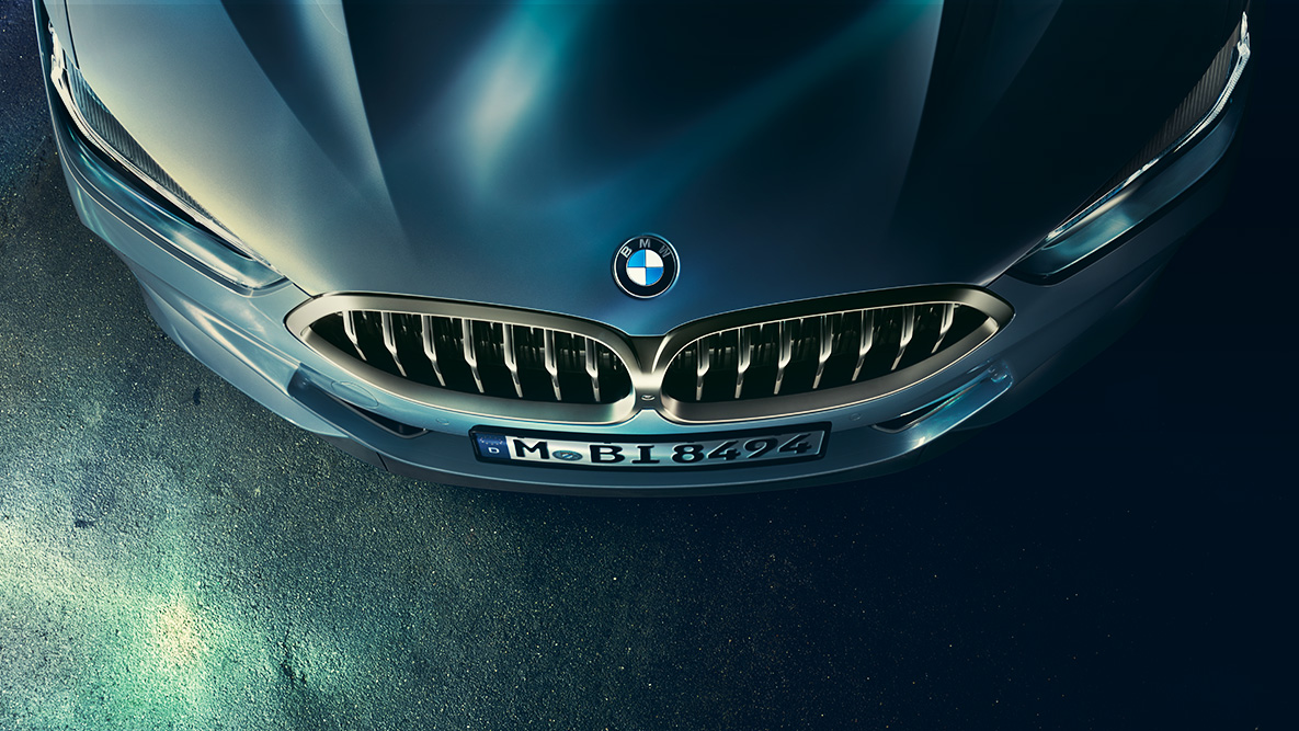 BMW serii 8 Coupé, maska silnika. Zbliżenie maski silnika BMW serii 8 Coupé z lotu ptaka.