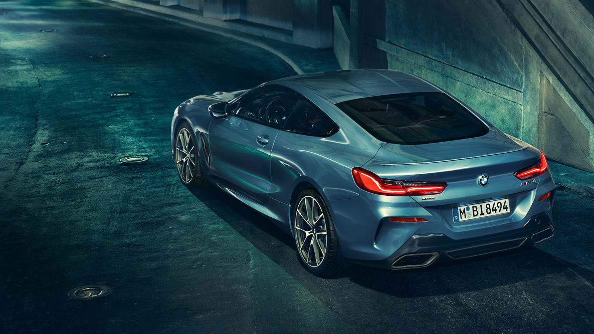 BMW serii 8 Coupé, tylny półprofil. Tylny półprofil BMW serii 8 Coupé w nocnej, miejskiej scenerii.