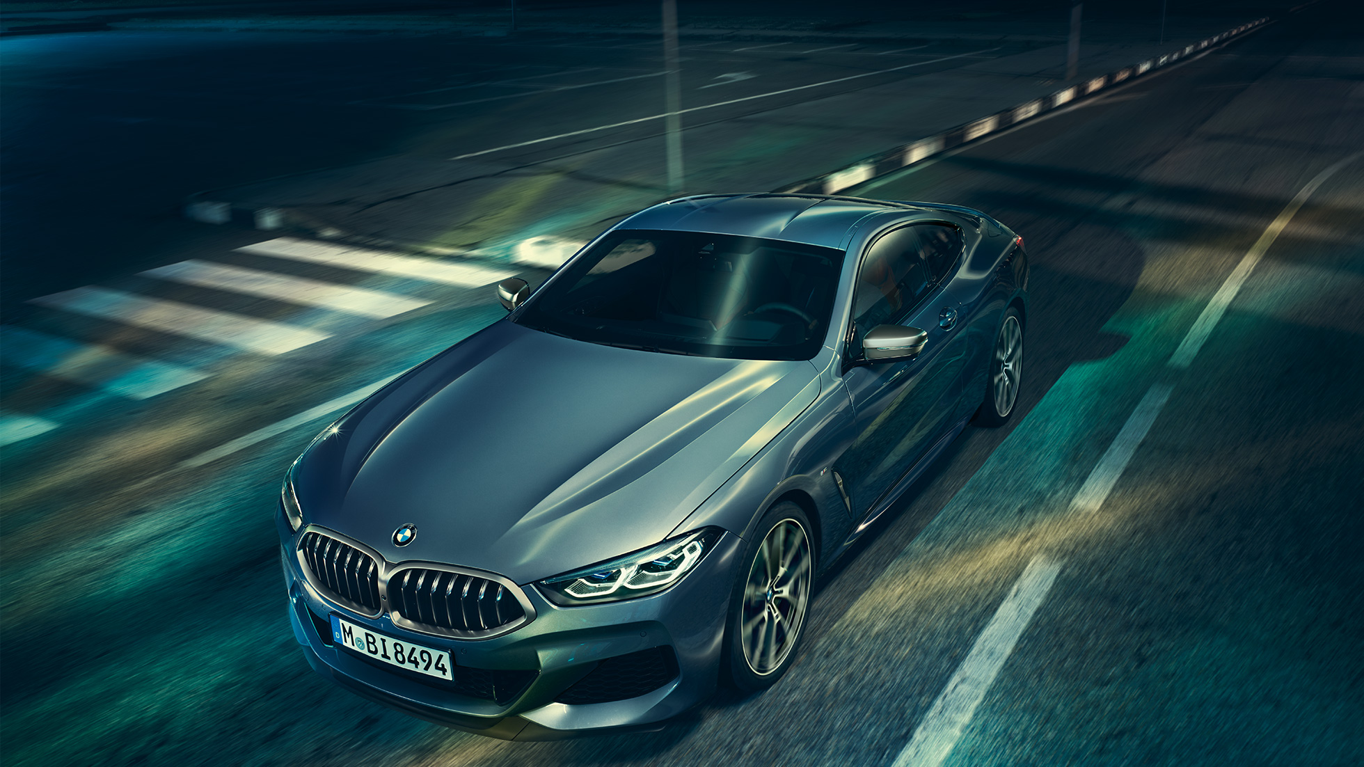 BMW serii 8 Coupé, przedni półprofil. BMW serii 8 Coupé, przedni półprofil, podczas postoju z widokiem na maskę silnika.