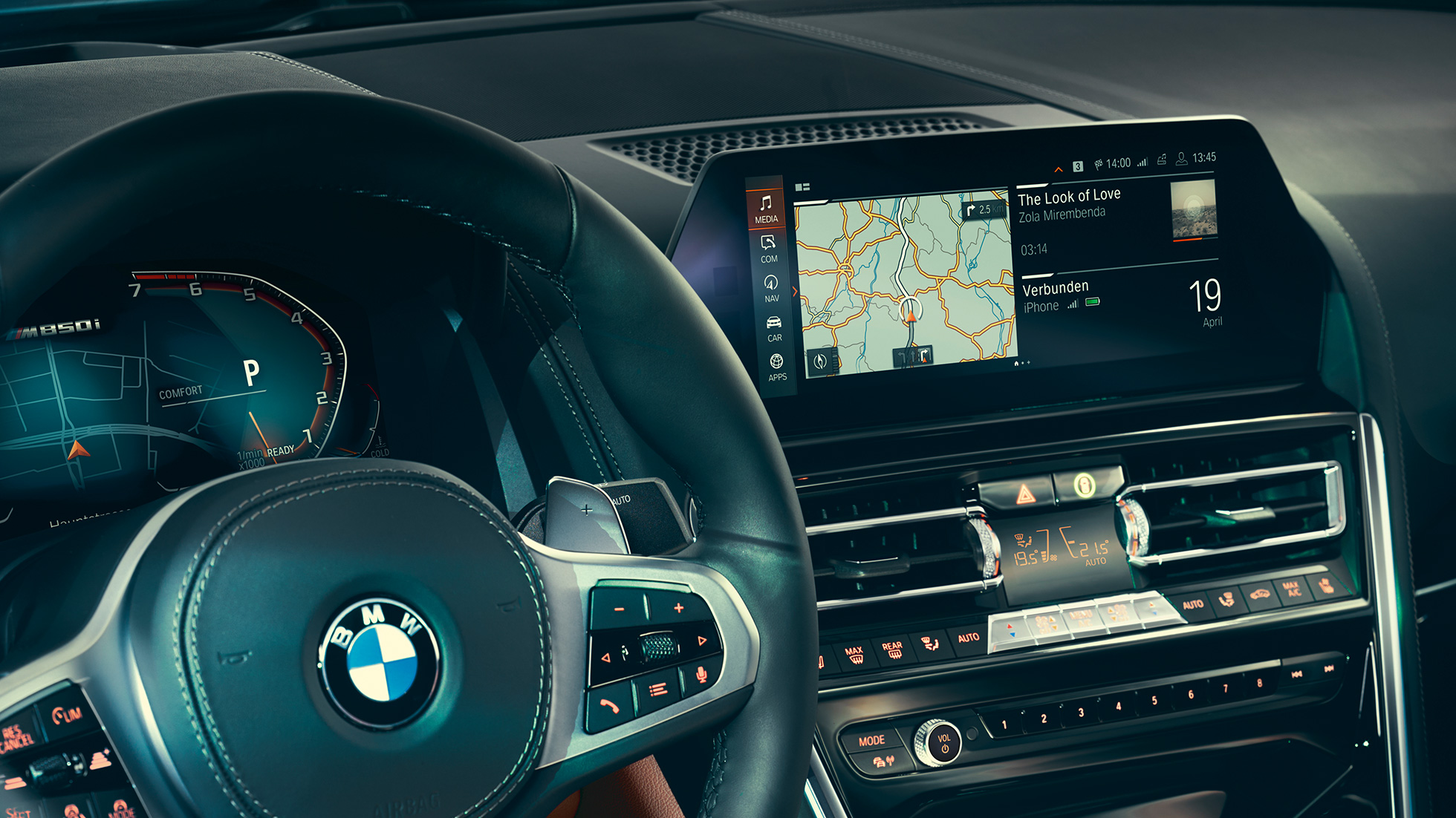 BMW serii 8 Coupé, kokpit. BMW serii 8 Coupé, kokpit, zbliżenie na kierownicę i monitor pokładowy.