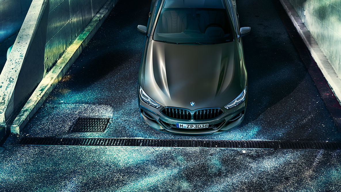 Zdjęcie przodu BMW serii 8 Coupé. Zdjęcie przodu BMW serii 8 Coupé z wyposażeniem BMW Individual podczas postoju w nocnej, miejskiej scenerii.