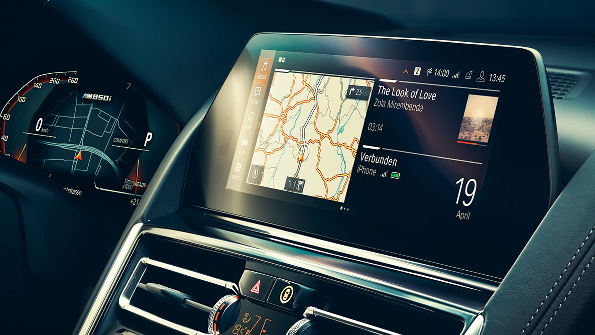 BMW serii 8 Coupé, BMW Live Cockpit Professional. Wnętrze BMW serii 8 Coupé z monitorem pokładowym i BMW Live Cockpit Professional.