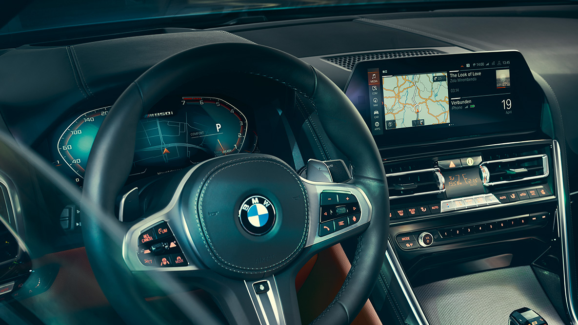 BMW serii 8 Coupé, kokpit. Zbliżenie wnętrza BMW serii 8 Coupé z kierownicą.