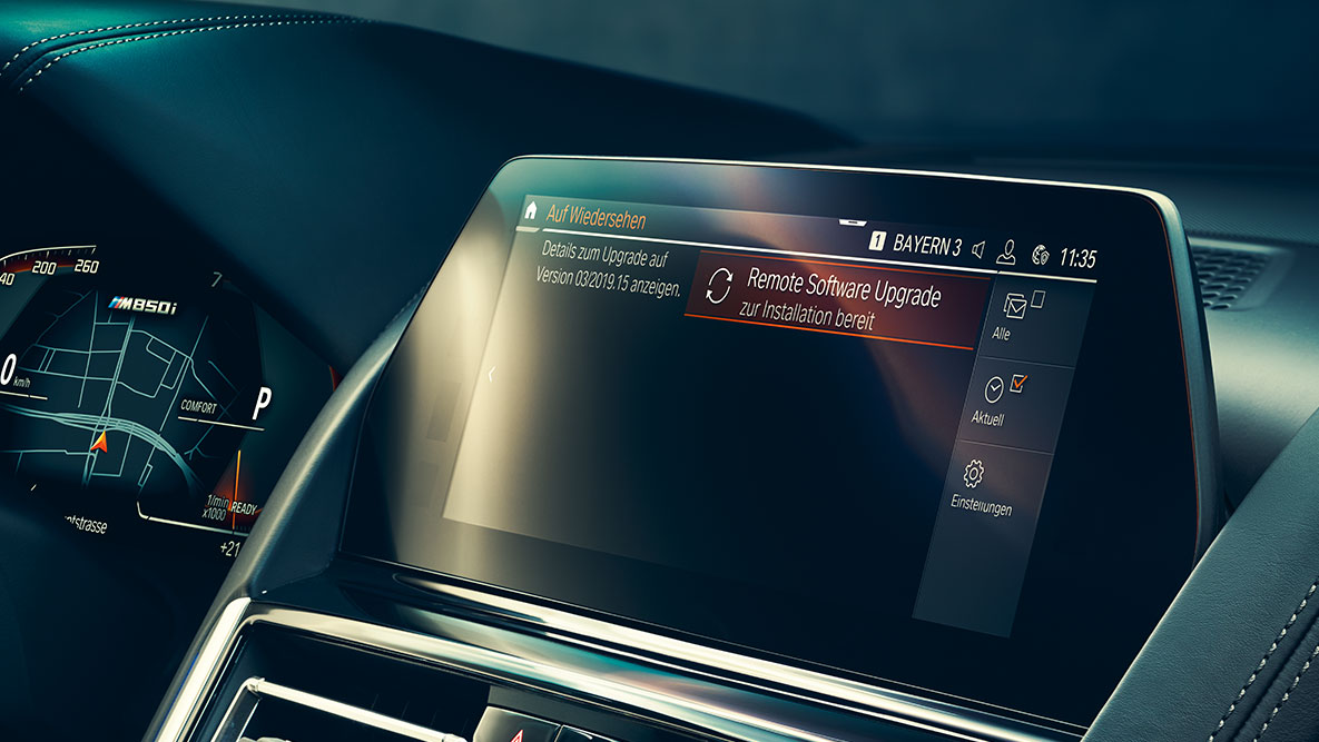 BMW serii 8 Coupé, kokpit. Wnętrze BMW serii 8 Coupé z monitorem pokładowym i zdalną aktualizacją oprogramowania.