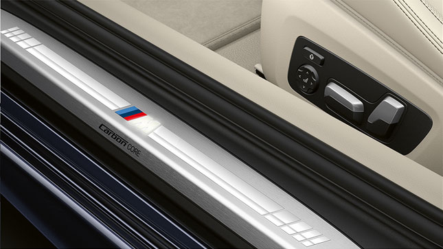 BMW serii 8 Coupé, listwa progowa z logo M. Zbliżenie listwy progowej BMW serii 8 Coupé z logo M.