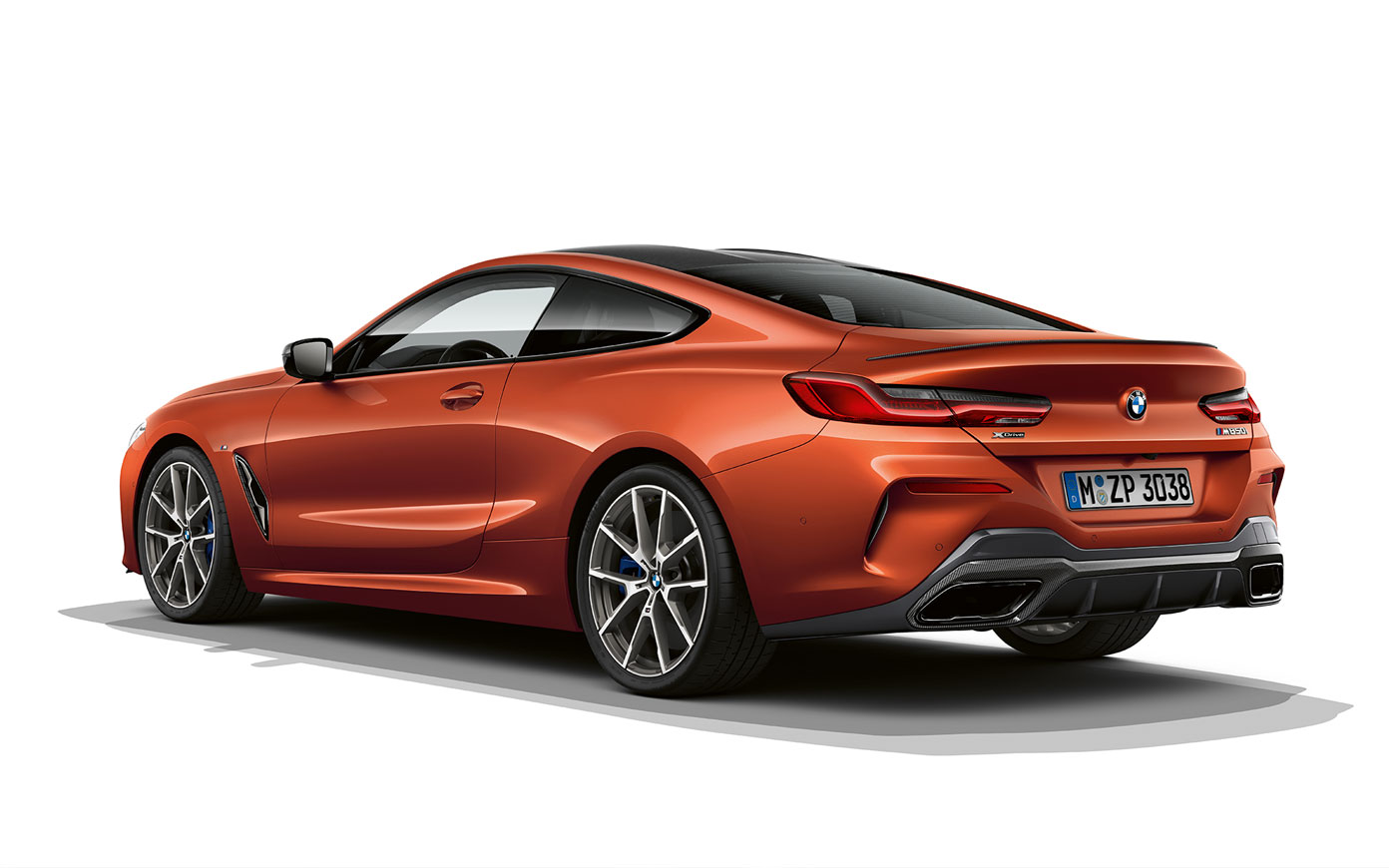 BMW serii 8 Coupé, metalizowany lakier w kolorze pomarańczowego zachodu słońca. Zdjęcie BMW serii 8 Coupé w metalizowanym lakierze w kolorze pomarańczowego zachodu słońca podczas postoju na białym tle.