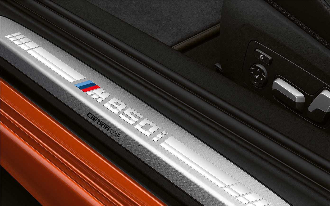 BMW serii 8 Coupé, listwa progowa M850i. Zbliżenie listwy progowej BMW serii 8 Coupé z logo M850i.