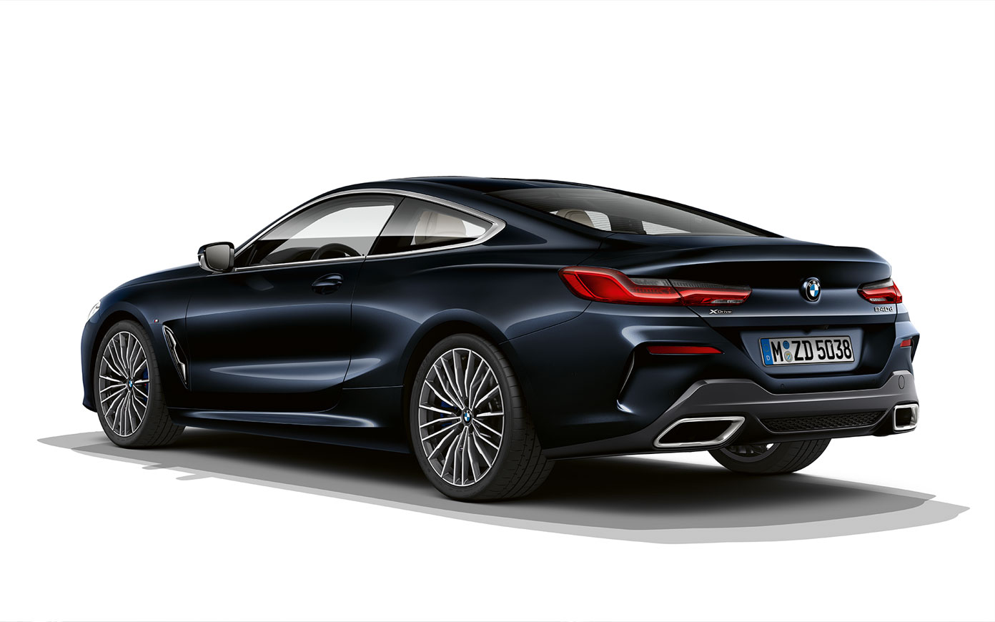BMW serii 8 Coupé, lakier metalizowany w kolorze czarnego karbonu. Zdjęcie BMW serii 8 Coupé w metalizowanym lakierze w kolorze czarnego karbonu podczas postoju na białym tle.