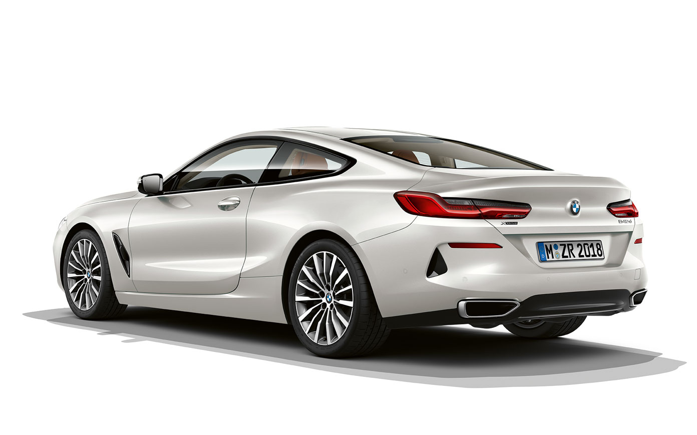 BMW serii 8 Coupé, lakier metalizowany w kolorze bieli mineralnej. Zdjęcie BMW serii 8 Coupé w metalizowanym lakierze w kolorze bieli mineralnej podczas postoju na białym tle.