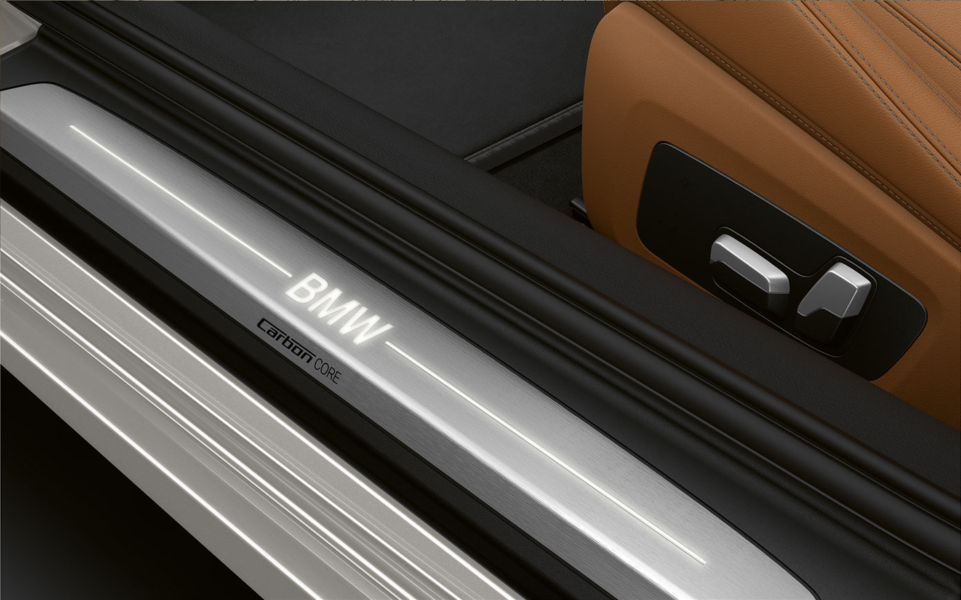 BMW serii 8 Coupé, listwa progowa z logo BMW. Zbliżenie listwy progowej BMW serii 8 Coupé z logo BMW.