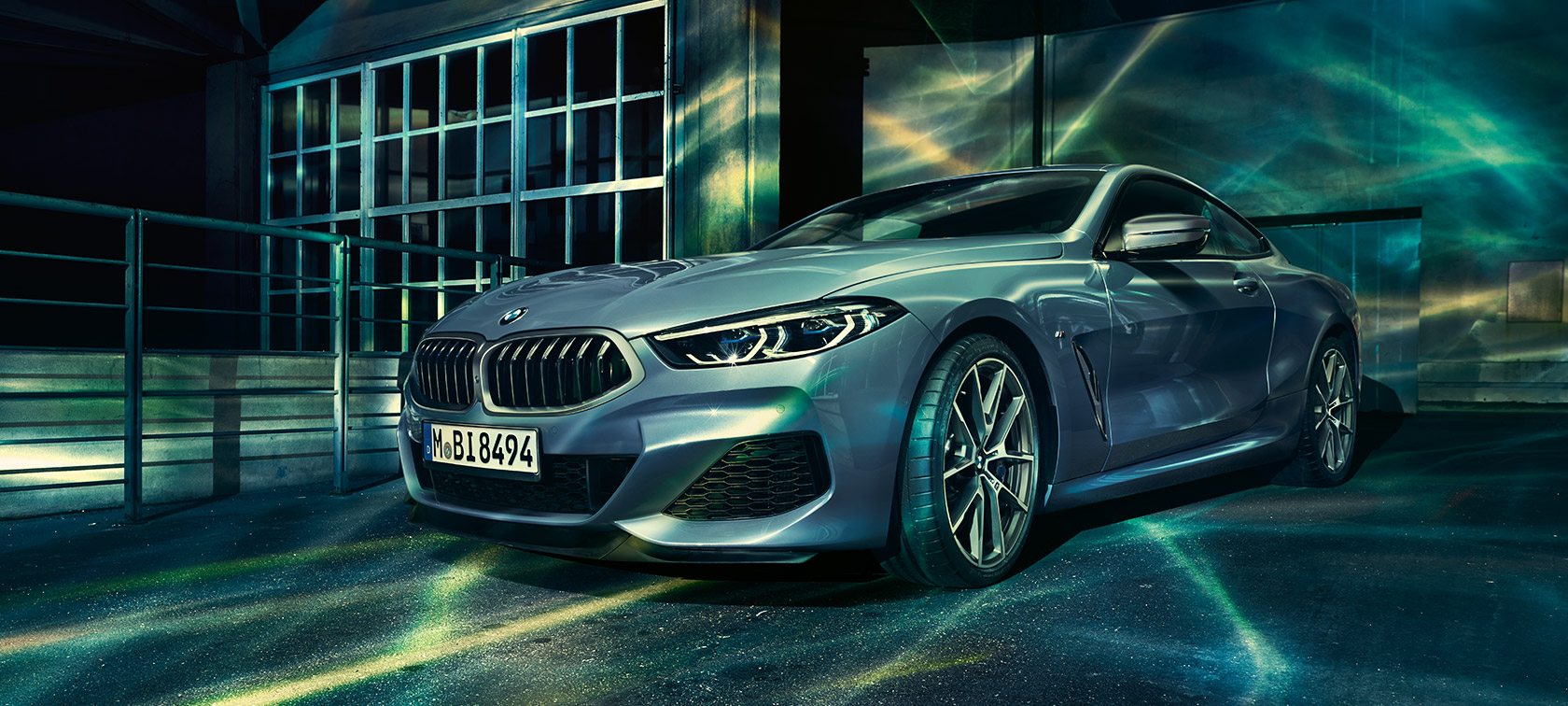 BMW serii 8 Coupé, przedni półprofil. BMW serii 8 Coupé, przedni półprofil, przed budowlą przemysłową.
