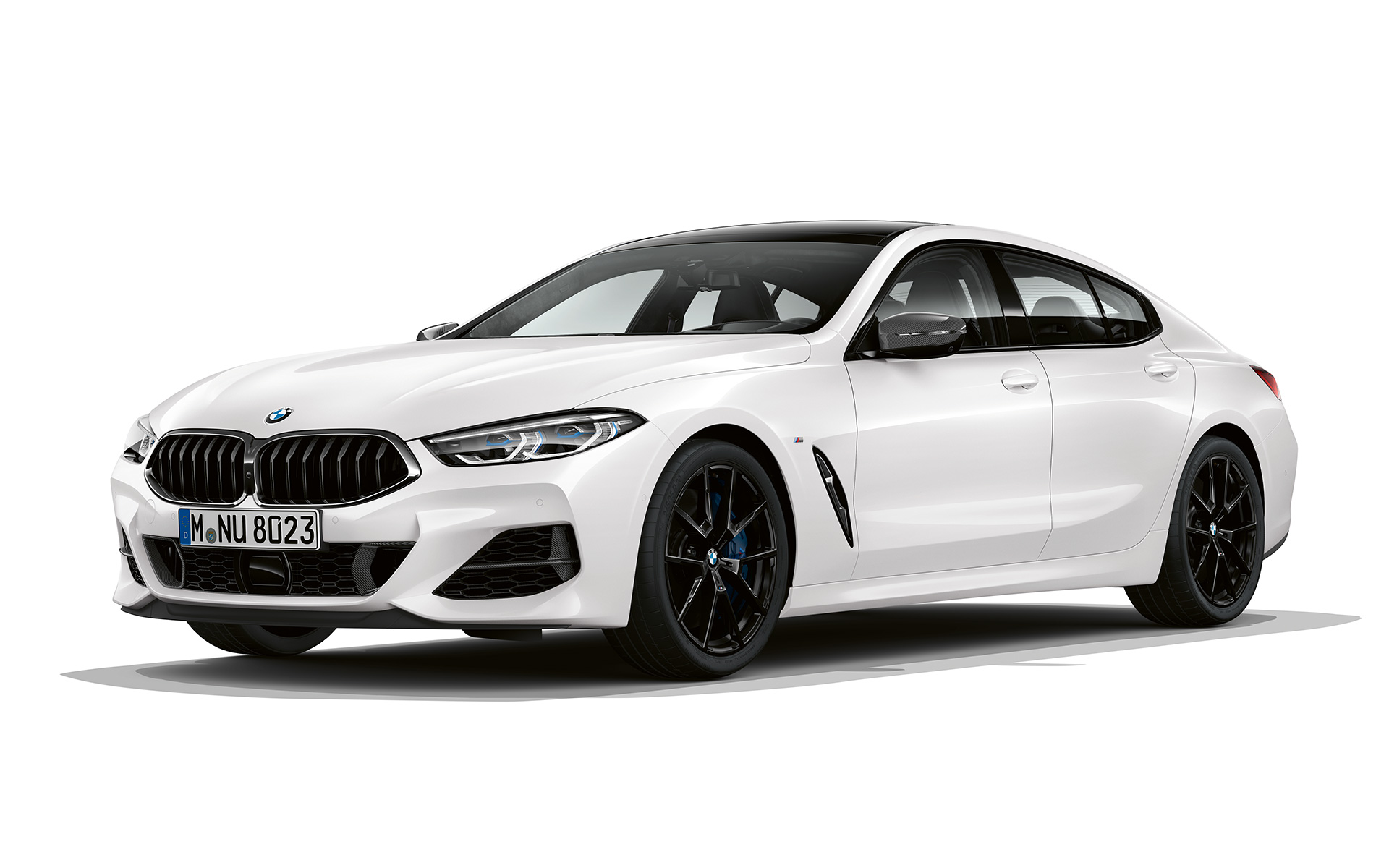 Pure Contrast, ujęcie z półprofilu od przodu BMW serii 8 Gran Coupé, Pure Contrast, ujęcie z półprofilu od przodu