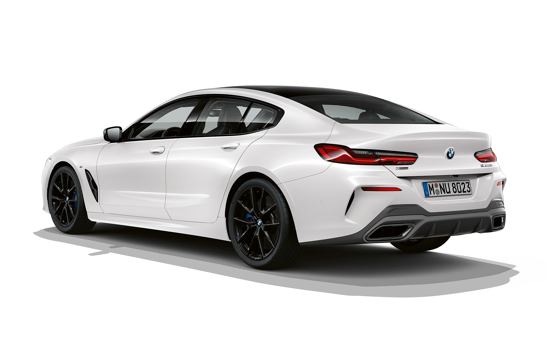 Pure Contrast, ujęcie z półprofilu od tyłu BMW serii 8 Gran Coupé, Pure Contrast, ujęcie z półprofilu od tyłu