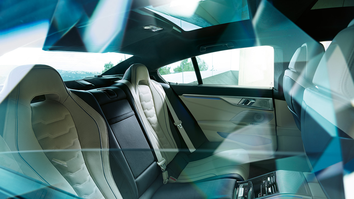 Charakter sportowego samochodu z tyłu BMW serii 8 Gran Coupé, charakter sportowego samochodu z tyłu