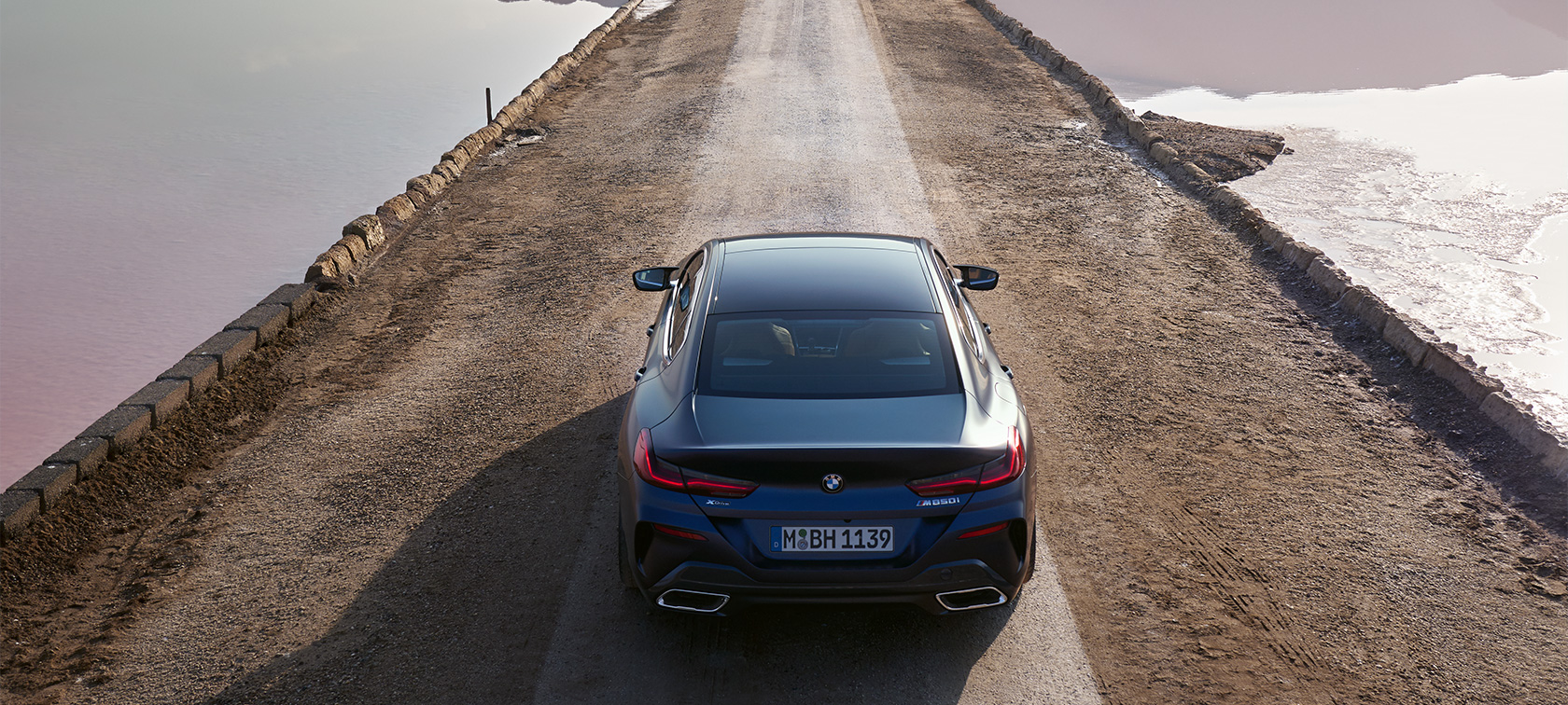 BMW M850i xDrive Gran Coupé G16 LCI modernizacja 2022 mroźny niebieski tanzanit BMW Individual metalizowany widok z tyłu z góry BMW M850i xDrive Gran Coupé G16 LCI modernizacja 2022 mroźny niebieski tanzanit BMW Individual metalizowany widok z tyłu z góry