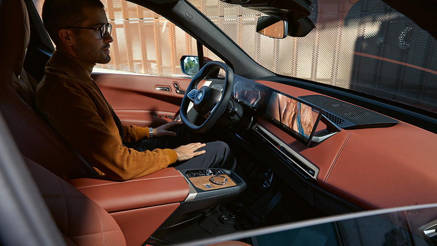 BMW iX i20 elektryczny SUV wnętrze BMW iX i20 2021 elektryczny SUV BMW wnętrze Suite skóra Castanea