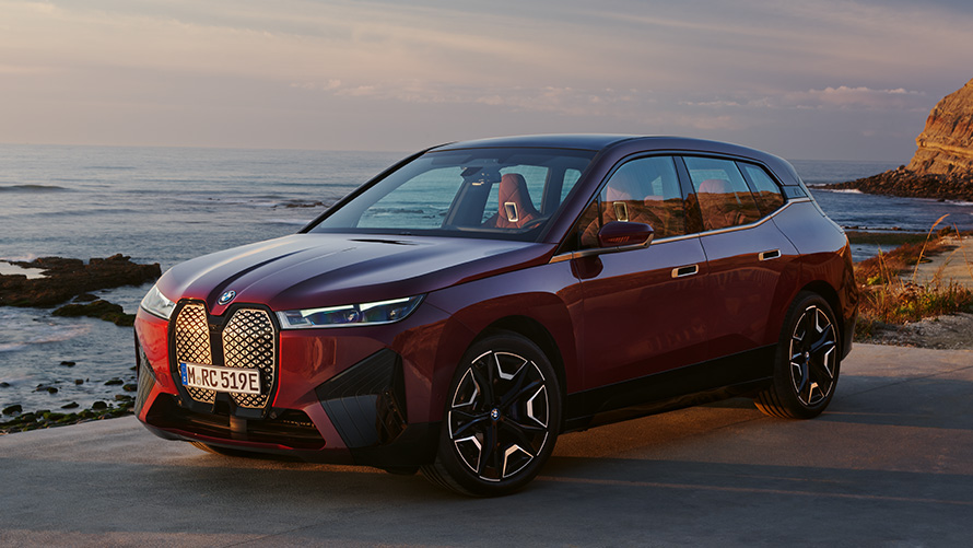 BMW iX i20 elektryczny SUV BMW iX xDrive50 aerodynamika wygląd zewnętrzny BMW iX i20 2021 elektryczny SUV BMW iX xDrive50 czerwony awenturyn widok z boku wygląd zewnętrzny