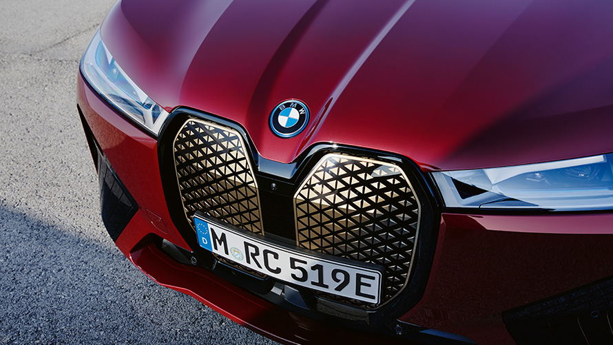 BMW iX i20 elektryczny SUV BMW iX xDrive50 shy tech BMW iX i20 2021 elektryczny SUV BMW iX xDrive50 czerwony awenturyn widok z przodu atrapa chłodnicy BMW, shy tech