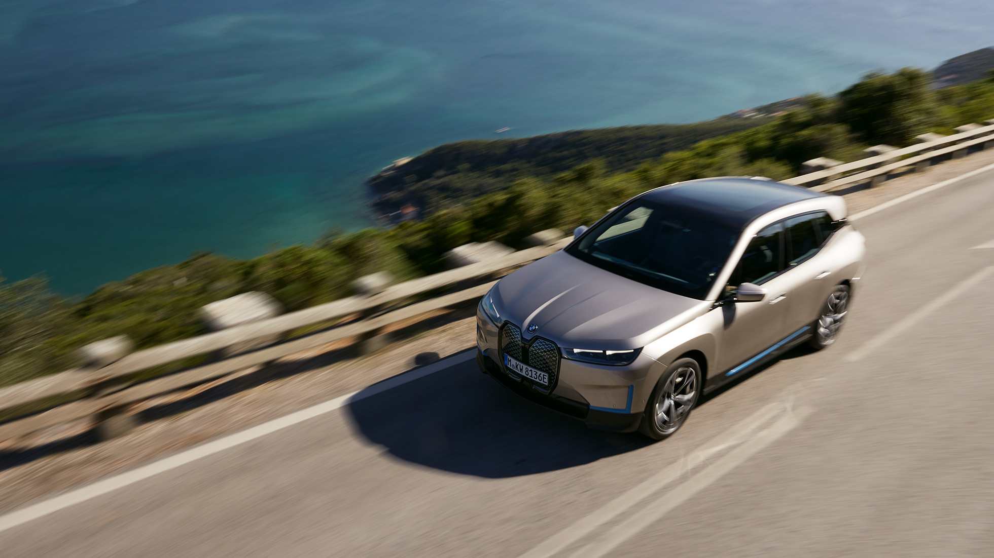 BMW iX, widok z góry na drodze BMW iX, srebrny Kaszmir, i20 widok z góry na drodze