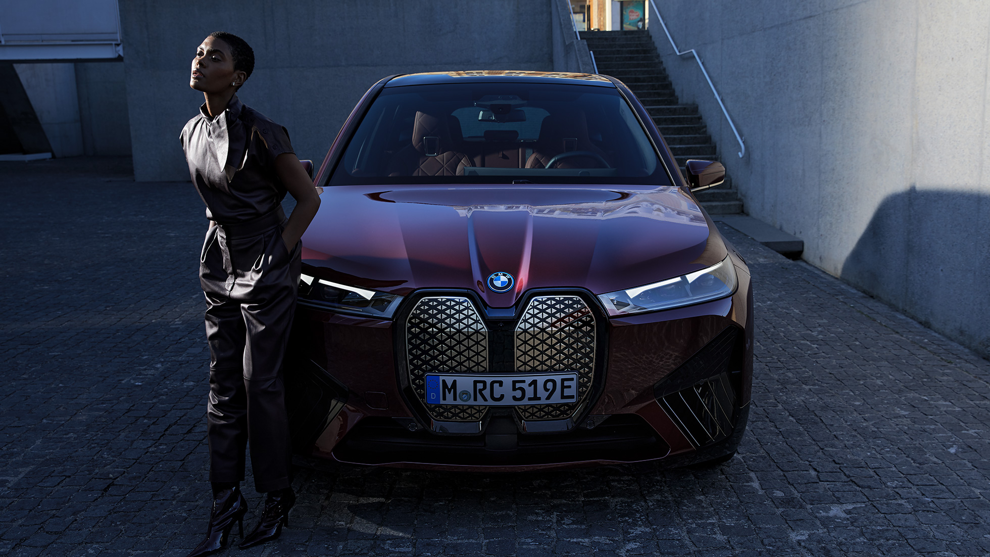 BMW iX, widok z przodu z modelem BMW iX, czerwony awenturyn, i20, widok z przodu z modelem