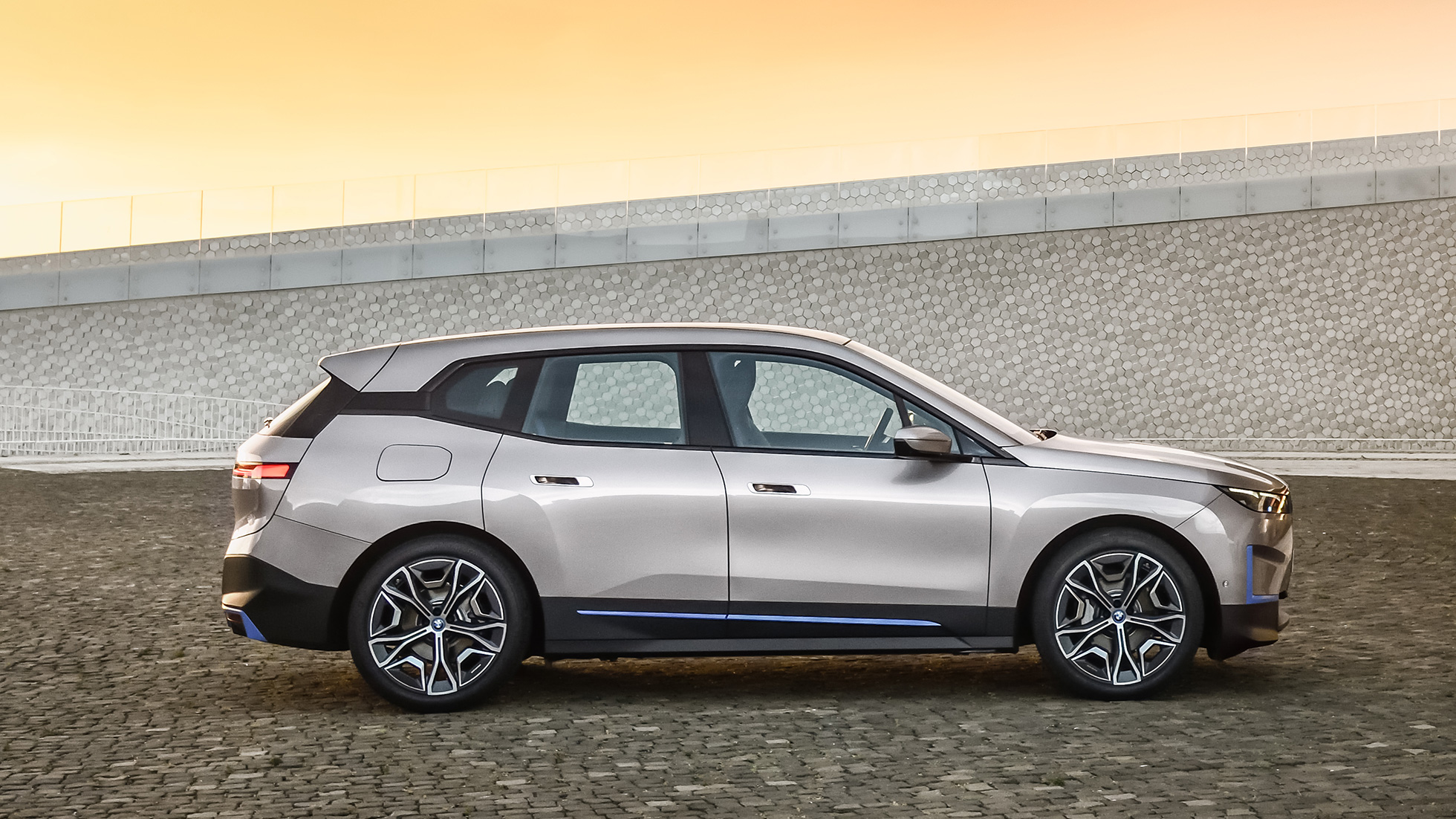 BMW iX widok z boku podczas postoju BMW iX, srebrny Kaszmir, i20, widok z boku podczas postoju