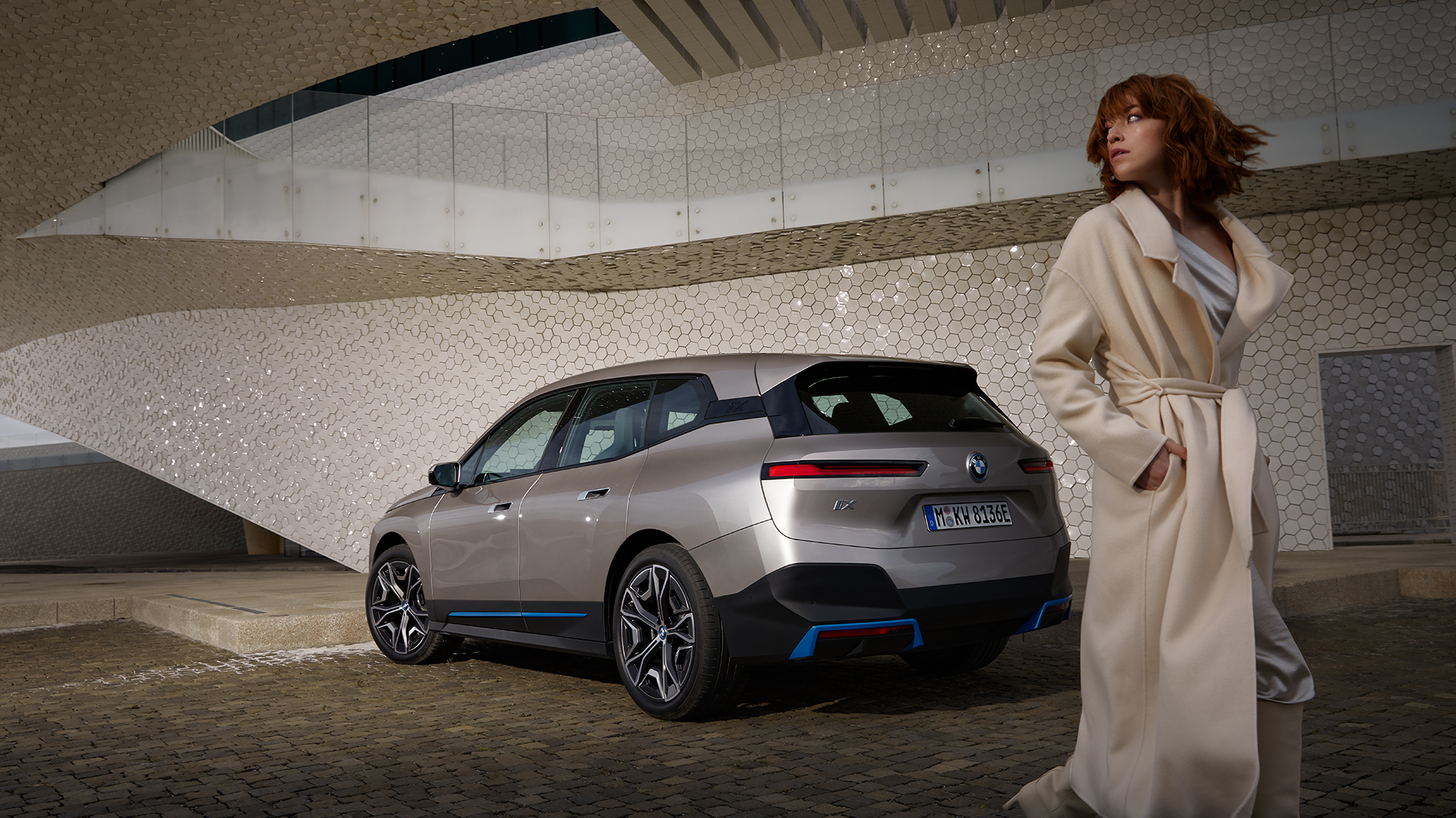 BMW iX, tylny półprofil podczas postoju BMW iX i20, srebrny Kaszmir, tylny półprofil podczas postoju