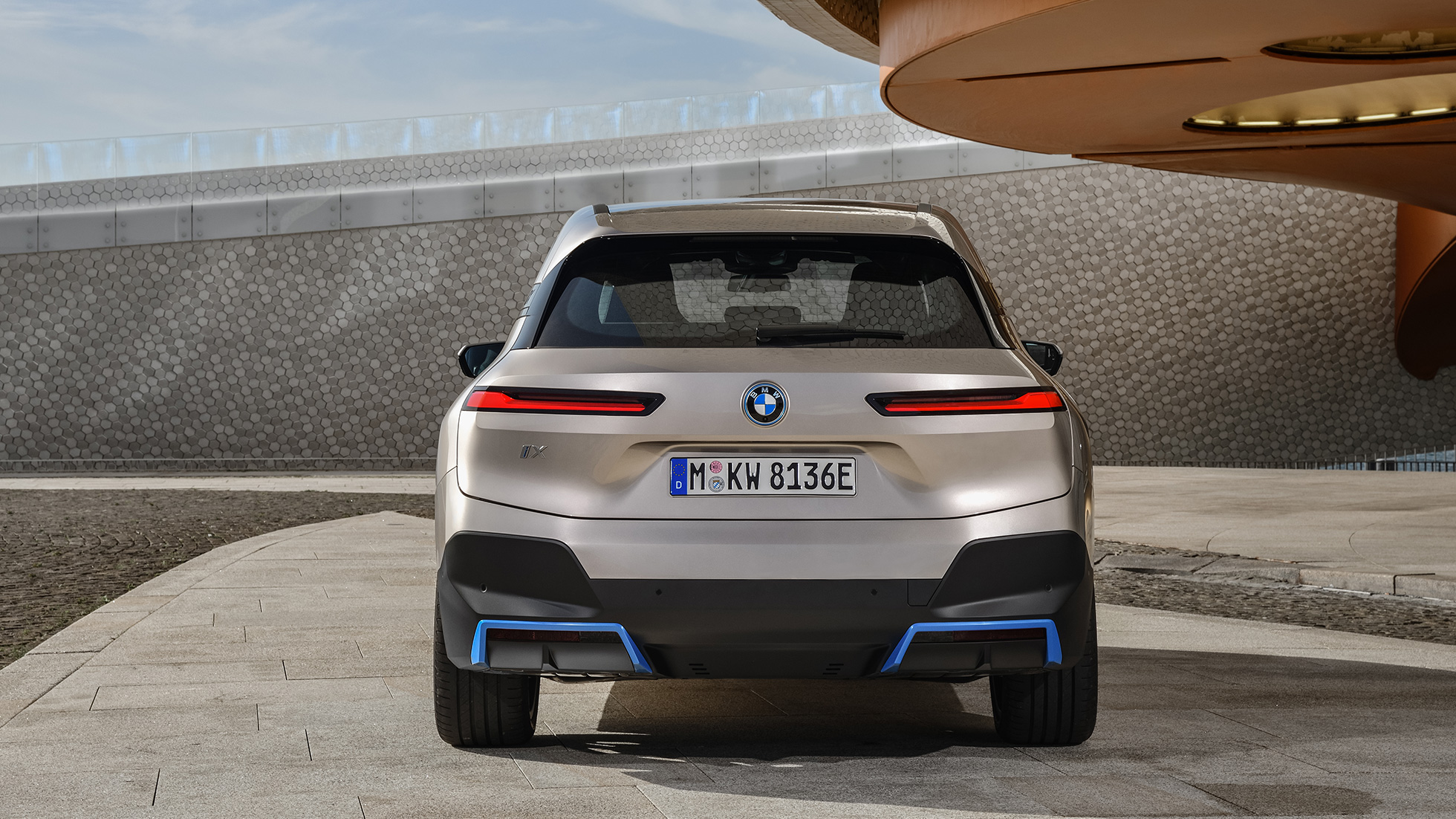 BMW iX widok z tyłu podczas postoju BMW iX, srebrny Kaszmir, i20, widok z tyłu podczas postoju