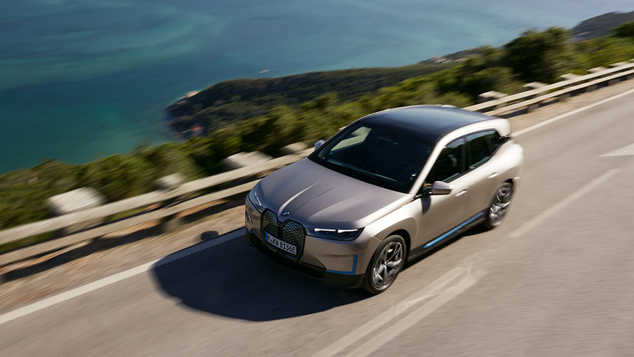 BMW iX, widok z góry na drodze BMW iX, srebrny Kaszmir, i20 widok z góry na drodze