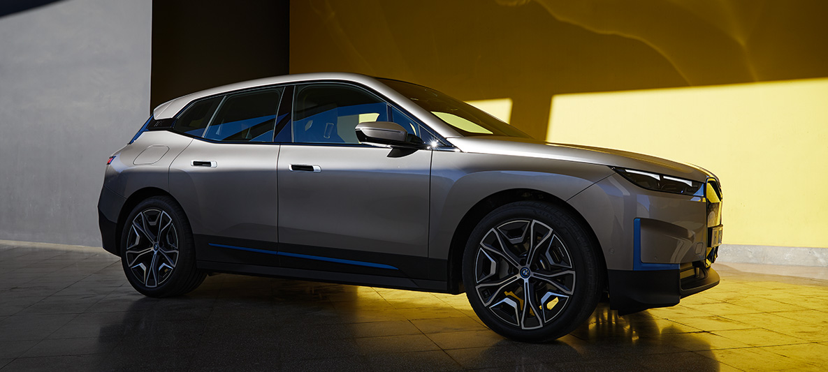 BMW iX, półprofil podczas postoju BMW iX, srebrny Kaszmir, i20, półprofil podczas postoju