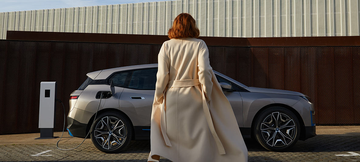 BMW iX widok z boku podczas postoju BMW iX, srebrny Kaszmir, i20, widok z boku podczas postoju z modelem