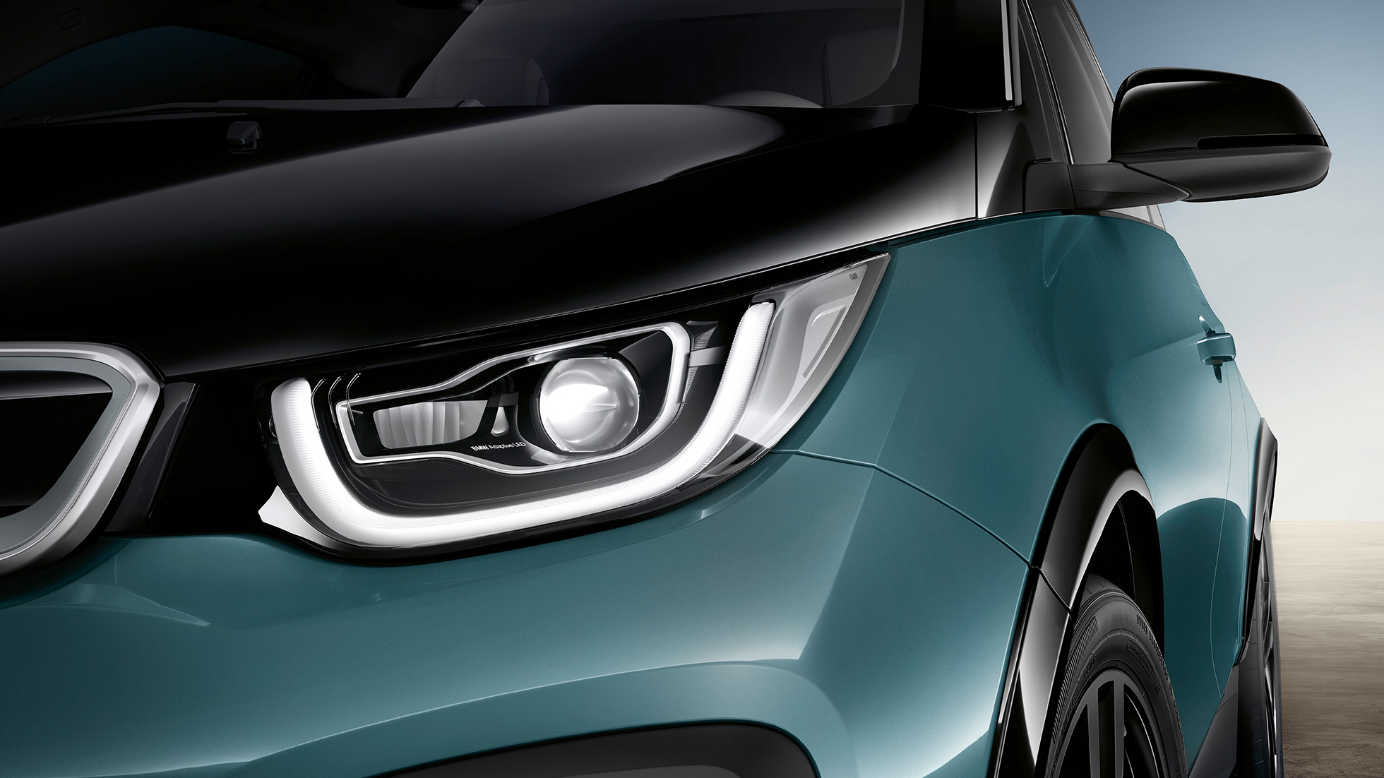 BMW i3 2018 , diodowe reflektory przednie BMW i3 I01 2018, beż Jucaro z akcentami w metalizowanym kolorze mroźnym szarym, zbliżenie na diodowe reflektory przednie