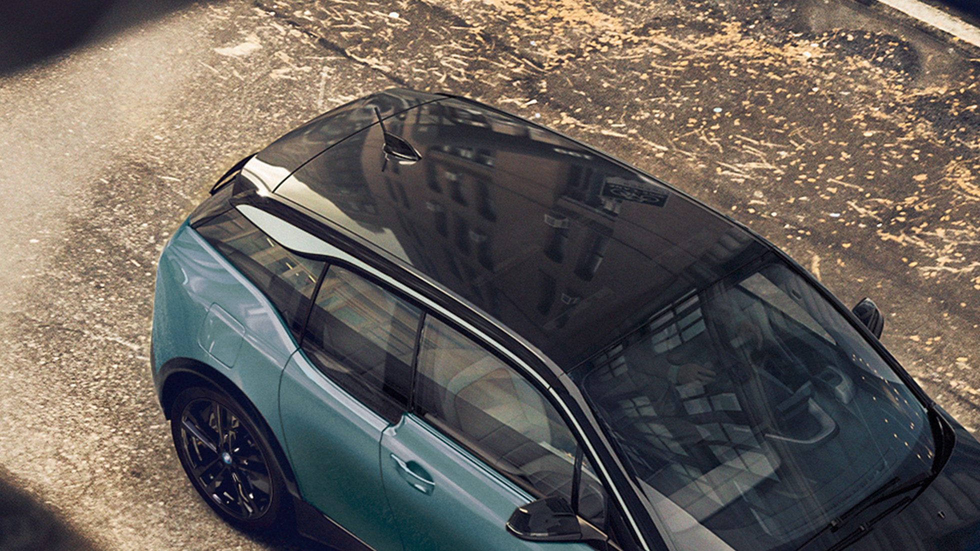 BMW i3 2018, karbonowy dach BMW i3 I01 2018, beż Jucaro z akcentami w metalizowanym kolorze mroźnym szarym, widok z góry na karbonowy dach