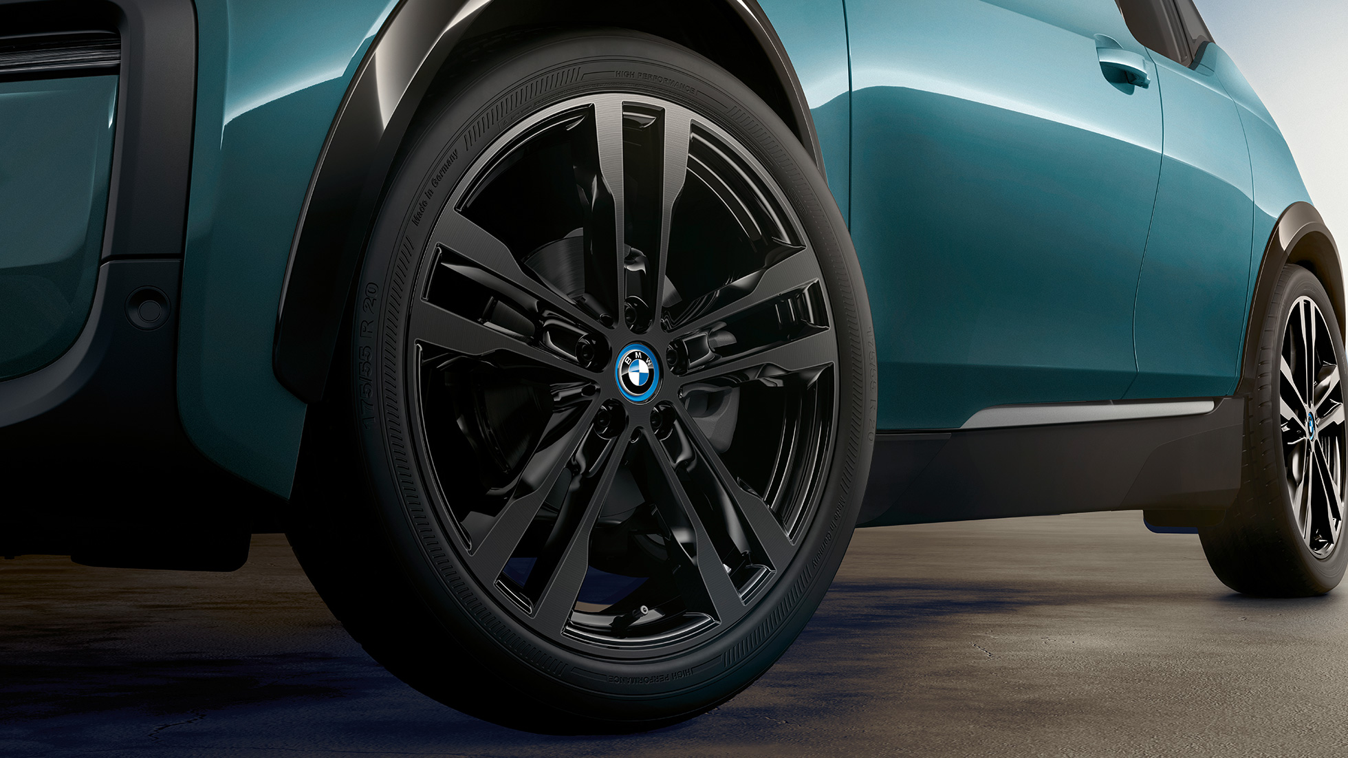 BMW i3 2018, obręcz koła ze stopów lekkich BMW i3 I01 2018, beż Jucaro z akcentami w metalizowanym kolorze mroźnym szarym, zbliżenie na obręcz koła ze stopów lekkich