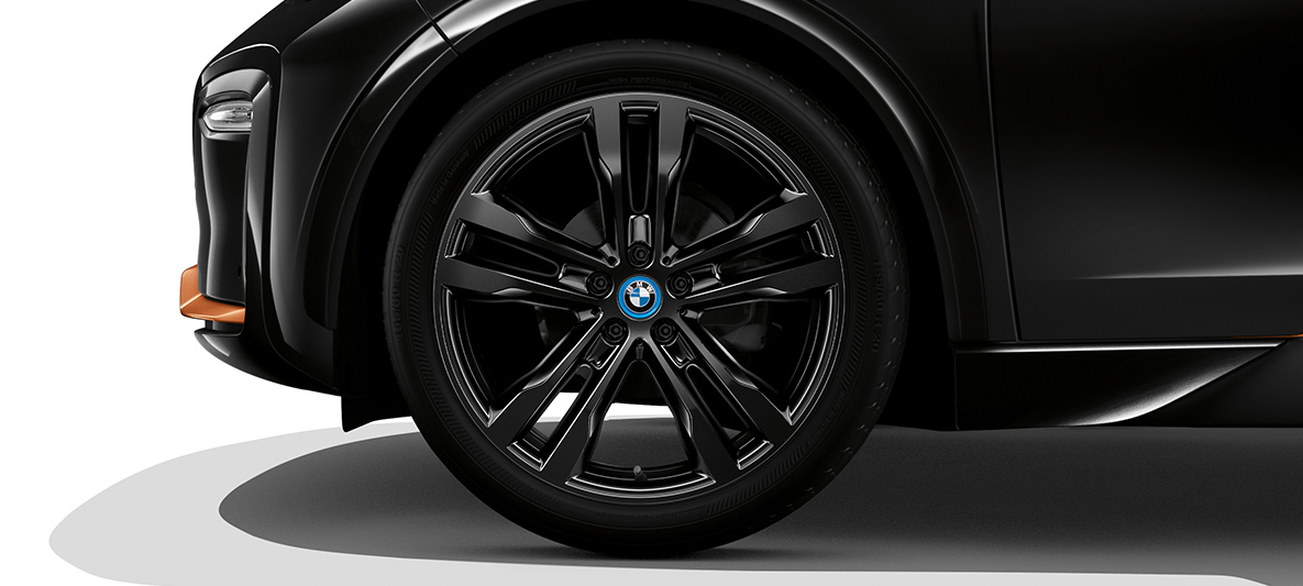 BMW i3s Edition RoadStyle 2019, boczny widok przodu z obręczą koła BMW i3s Edition RoadStyle 2019 I01, płynna czerń z akcentem w kolorze E-Copper, boczny widok przodu z obręczą koła