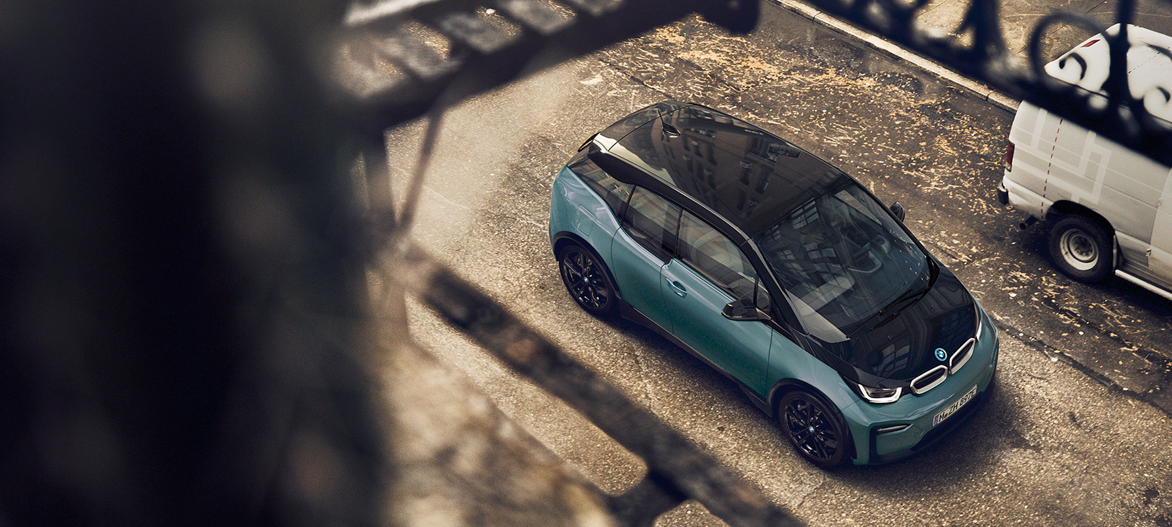BMW i3 I01 2018 widok z góry BMW i3 I01 2018 Blue Ridge Mountain z akcentami w metalizowanym kolorze mroźnym szarym widok z góry karbonowy dach