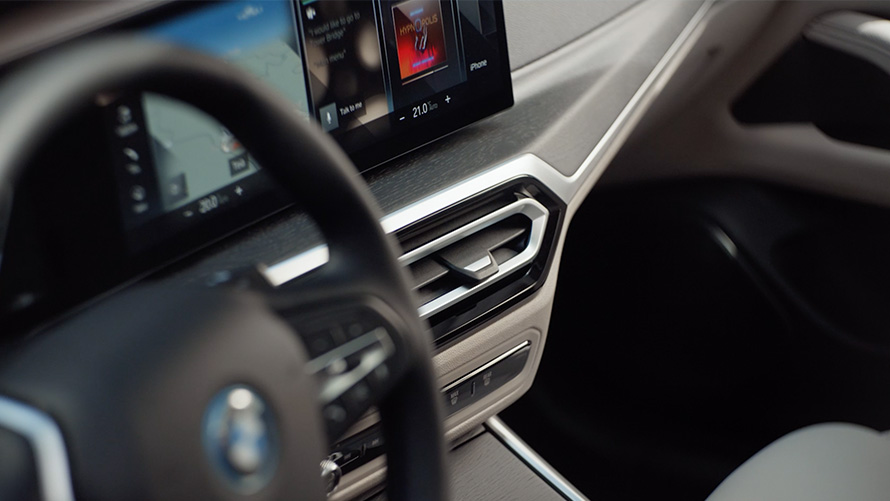 BMW i4 eDrive40 G26 2021 biel mineralna, szczegóły stylistyki wnętrza, film BMW i4 eDrive40 G26 2021 biel mineralna, szczegóły stylistyki wnętrza, film