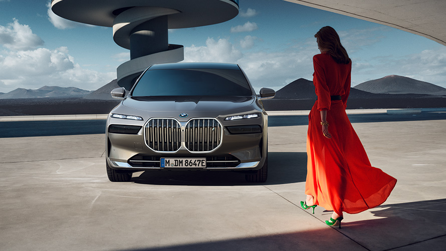 BMW i7 Limuzyna G70 widok z przodu z modelem BMW i7 Limuzyna G70 widok z przodu z modelem w mieście